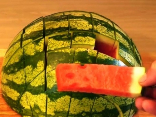 VIDEO: Ovako se reže lubenica