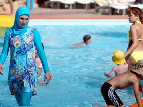 Zbog plivanja u burkiniju platila masnu kaznu i zabranjeno joj kupanje u bazenu