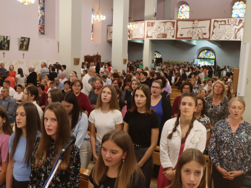 FOTO: Započela trodnevnica u župi Rama-Šćit, prvašići darovani prigodnim darovima