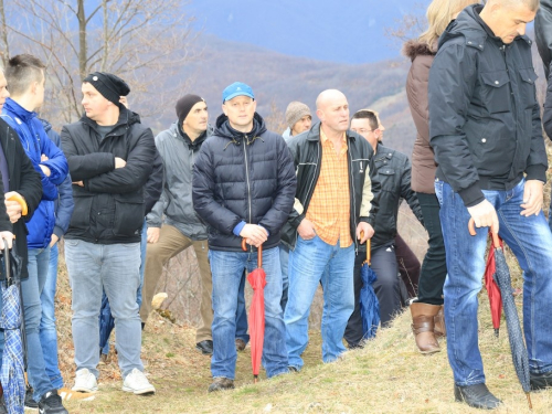 FOTO: Fra Andrija Jozić predvodio križni put na Uzdolu