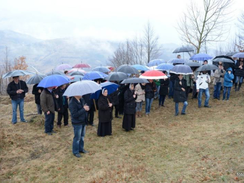 FOTO: Mons. dr. Pero Sudar predvodio misu i Križni put na Uzdolu