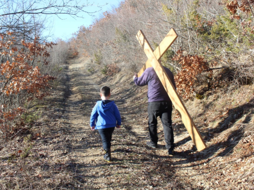 FOTO: Pobožnost križnog puta u župi Uzdol