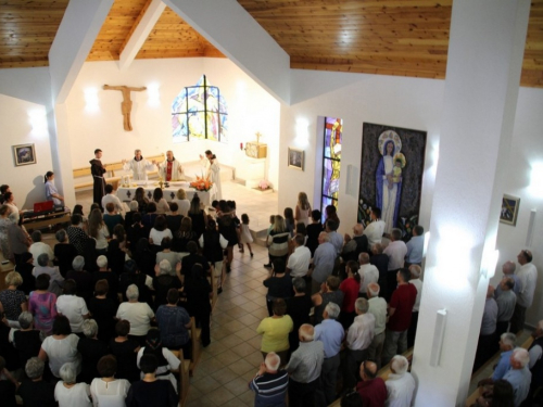 Foto: Vanjska proslava sv. Ane u Podboru