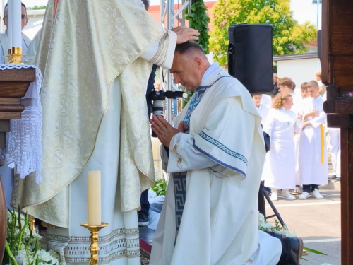 Mlada misa o. Davida Grbeša: Sin obitelji s četiri duhovna zvanja proslavio svoj veliki dan