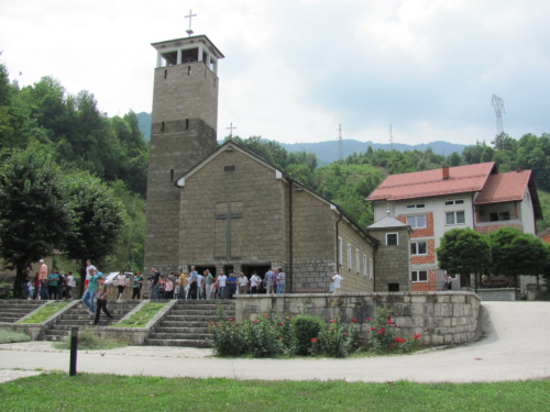 Hodža vozi bake katolkinje na misu, katolici skupljali pomoć za oboljelu Ajlu