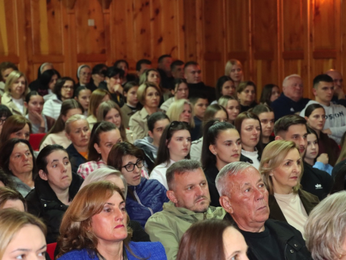 FOTO: ''Duhovni boj'' na Šćitu: Snažna poruka i dojmljiva izvedba oduševili prepunu dvoranu