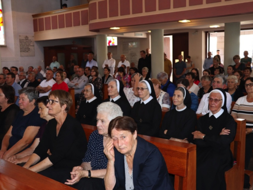 FOTO: Zlatna misa mons. Ante Meštrovića i Dan posvete crkve i duhovnih zvanja u župi Prozor