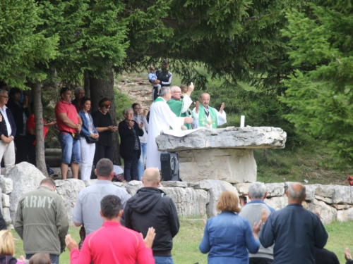 FOTO: Na Vranu služena sv. misa za poginule duvandžije