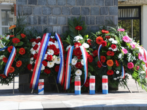 FOTO: Polaganjem vijenaca i svečanom sjednicom započelo obilježavanje Dana općine