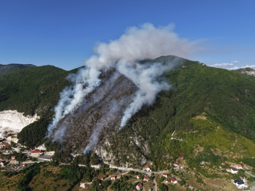 VIDEO/FOTO: Požar u Podboru - Vatrogasci nemoćni, borovina gori nekontrolirano
