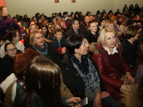 FOTO: Srednjoškolska priredba povodom Valentinova