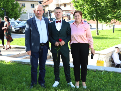 FOTO/VIDEO: Matura 2024. - Defile mladosti na ulicama Prozora