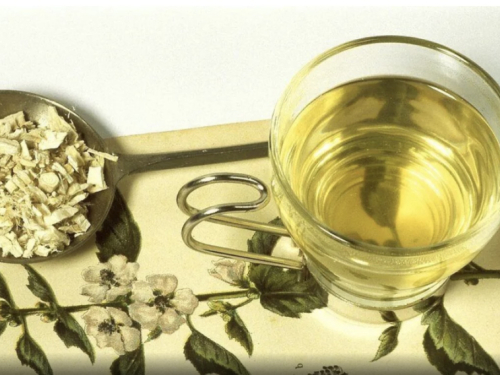 Napravite čaj koji ublažava grlobolju