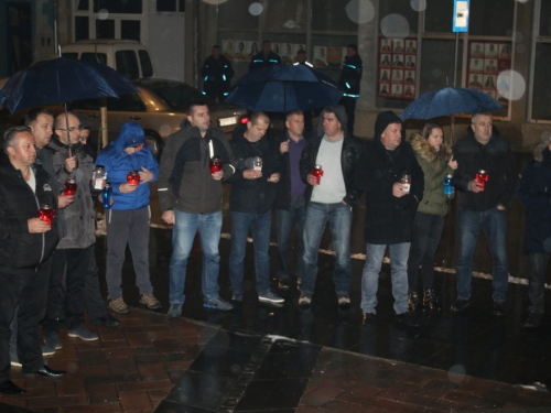 FOTO: U Prozoru zapaljene svijeće za tragično preminulog generala Slobodana Praljka