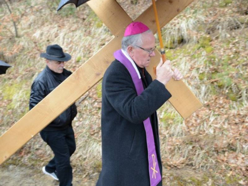 FOTO: Mons. dr. Pero Sudar predvodio misu i Križni put na Uzdolu