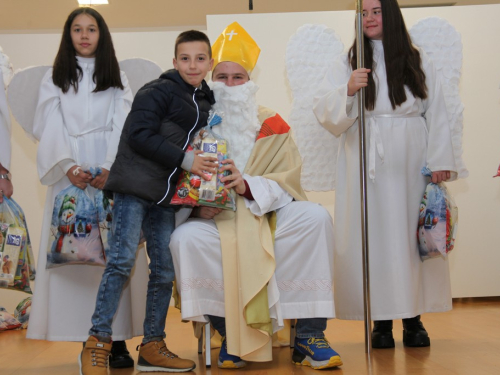 FOTO: Sveti Nikola razveselio najmlađe u župi Rumboci