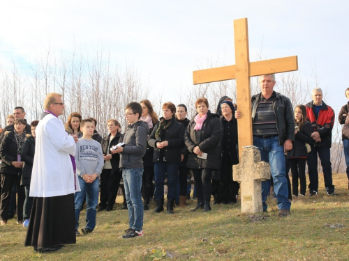 FOTO: Vlč. Stipo Knežević predvodio križni put na Uzdolu