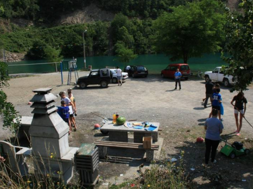 FOTO: Akcija čišćenja odmorišta i plaže na Gračacu