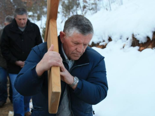 FOTO: Vlč. Ivan Karača predvodio Križni put na Uzdolu