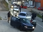Video: Otac i sin izazvali nesreću pa se potukli, sin zatim autom gazio ljude
