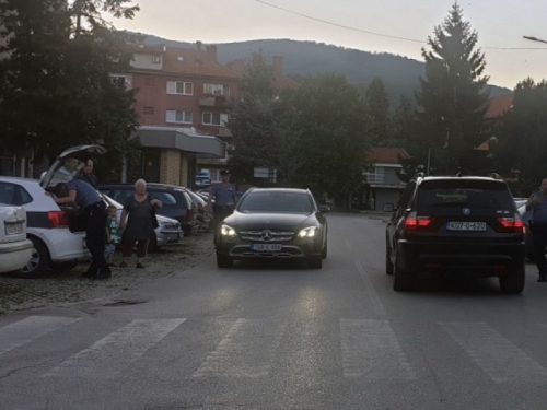 Novi Travnik| Tijekom vožnje ga ubo stršljen pa udario u parkirane automobile