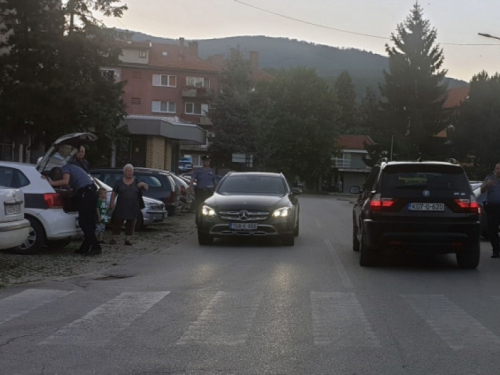 Novi Travnik| Tijekom vožnje ga ubo stršljen pa udario u parkirane automobile