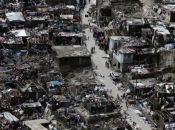 Porušena infrastruktura otežava pristizanje pomoći Haitiju