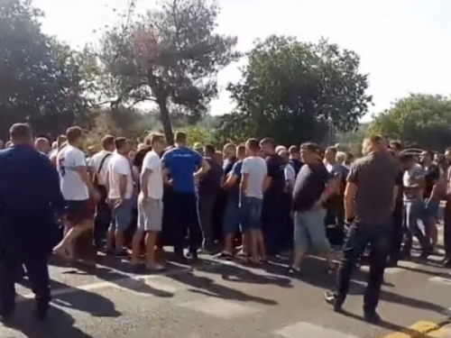 Nezadovoljni radnici Aluminija blokirali magistralni put kod Mostara