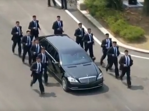 12 tjelohranitelja u formaciji trči uz limuzinu Kim Jong-una