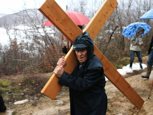 FOTO: Provincijal fra Lovro Gavran predvodio misu i Križni put na Uzdolu