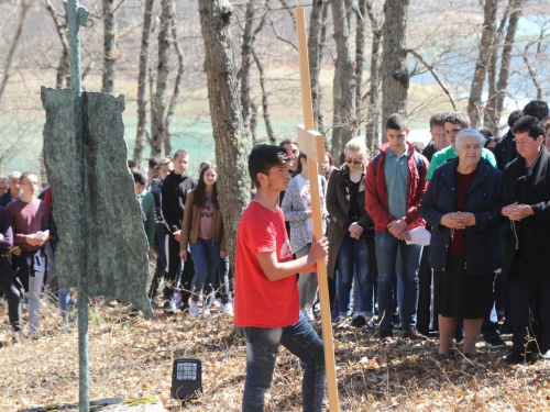 FOTO/VIDEO: Nadbiskupijski križni put mladih na Šćitu