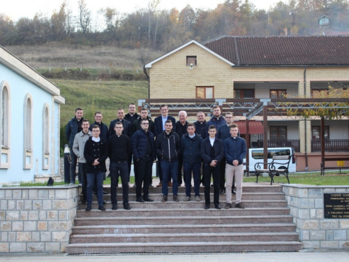 FOTO: Bogoslovi i poglavari Vrhbosanskog bogoslovnog sjemeništa posjetili Prozor i Šćit