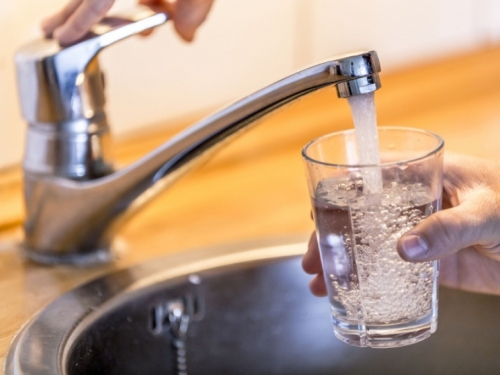Koju je vodu bolje piti za zdravlje: Hladnu ili onu sobne temperature?
