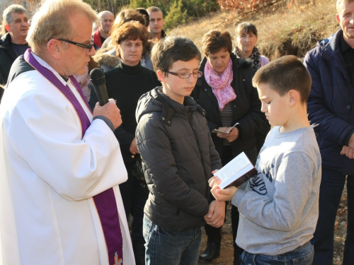 FOTO: Vlč. Stipo Knežević predvodio križni put na Uzdolu