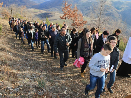 FOTO: Vlč. Stipo Knežević predvodio križni put na Uzdolu