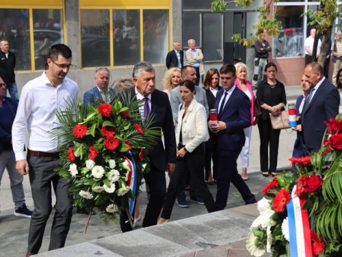 FOTO: Polaganjem vijenaca i svečanom sjednicom započelo obilježavanje Dana općine