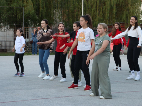 FOTO: Rama u ritmu - Svjetski dan plesa obilježen uz Zumbu i folklor
