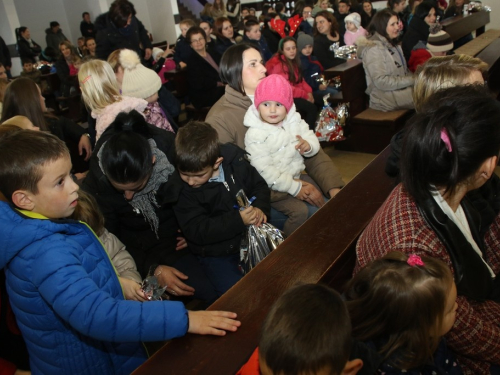 FOTO: Sv. Nikola podijelio paketiće djeci u Rumbocima