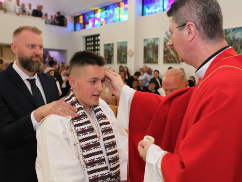 FOTO: Krizma u župi Rumboci