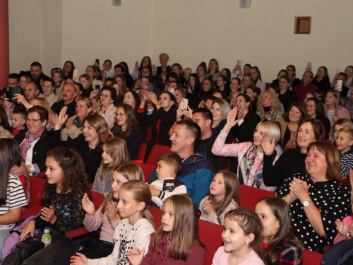 FOTO: Ines Markešić i Magdalena Zadro pobjednice dječjeg festivala ''Mala Rama 2024.''