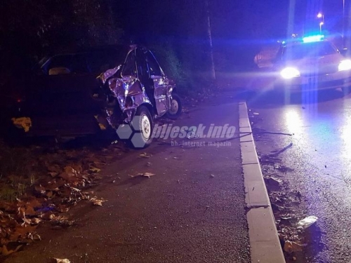 Mostar: Mladić ispao iz automobila i poginuo