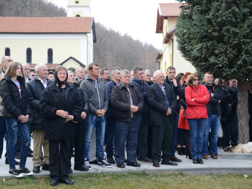 FOTO: Mons. dr. Pero Sudar blagoslovio novi križ i spomenik Stjepanu Džalti na Uzdolu