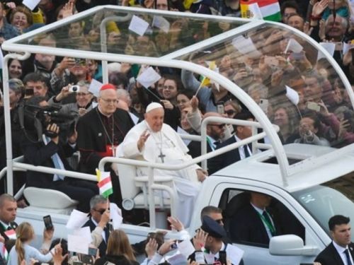 Papa održao misu u Budimpešti, okupilo se oko 80.000 ljudi