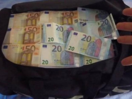 Kalesija: Našao torbu sa 75.000 eura i vratio je vlasniku