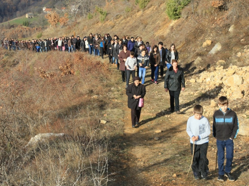 FOTO: Vlč. Stipo Knežević predvodio križni put na Uzdolu