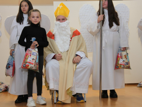 FOTO: Sveti Nikola razveselio najmlađe u župi Rumboci
