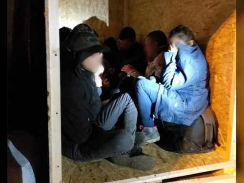 Hrvatska policija spasila život 9 migranata koji su bili skriveni u sanduku