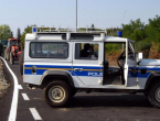 Krijumčar migranata vozilom nasrnuo na policiju, policajac zapucao
