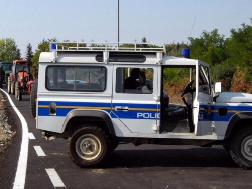 Krijumčar migranata vozilom nasrnuo na policiju, policajac zapucao