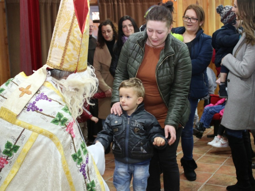 FOTO: Sv. Nikola i ove godine razveselio djecu u župi Rama Šćit